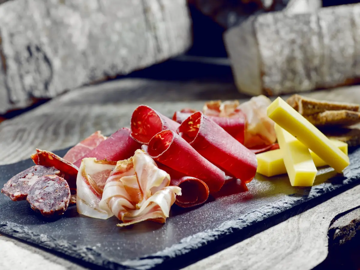 Assiette valaisanne : viande séchée, fromage et pain de seigle